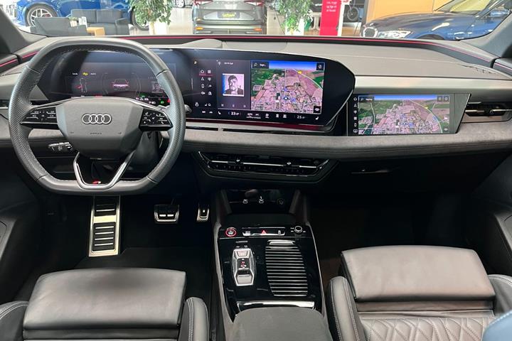 Sort Audi SQ6 e-tron fra 2024 set indefra