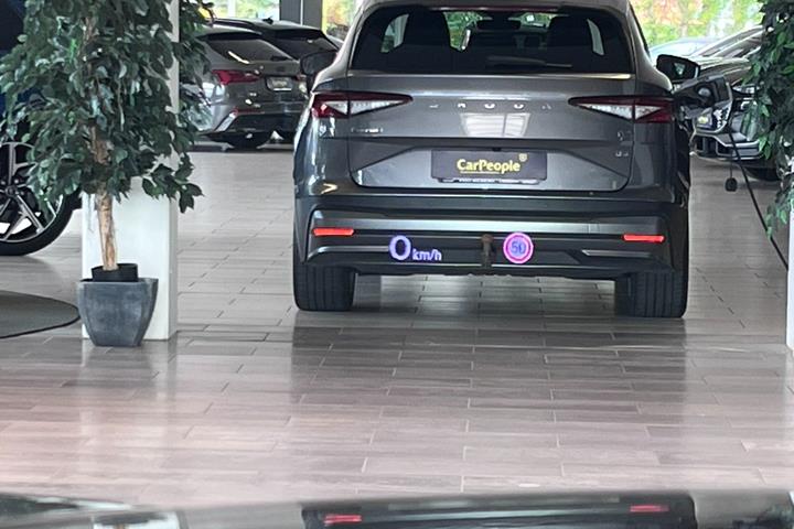 Sort Audi SQ6 e-tron fra 2024 set udefra