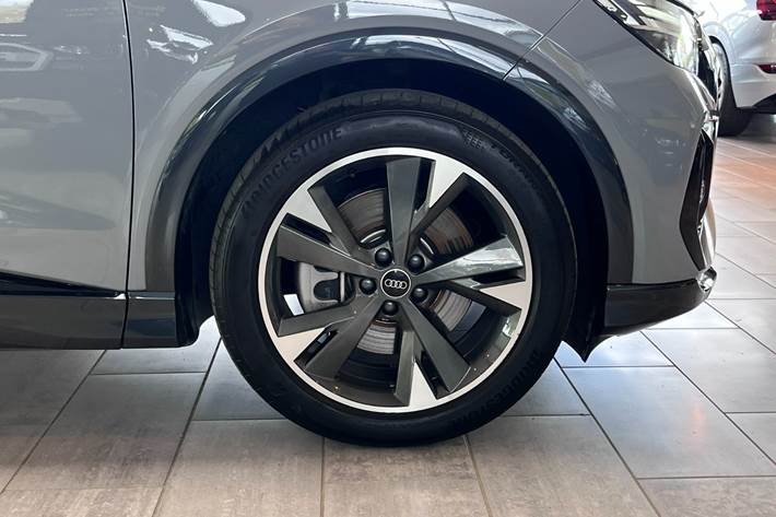 Grå Audi Q4 e-tron fra 2024