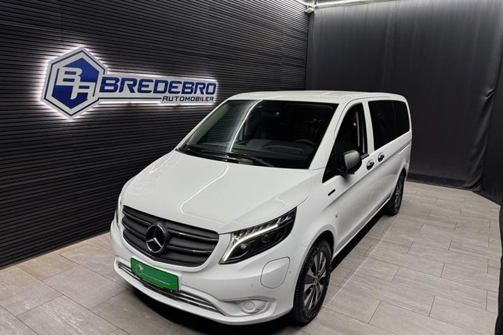Hvid Mercedes EQV300 fra 2024 set udefra