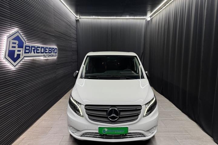 Hvid Mercedes EQV300 fra 2024