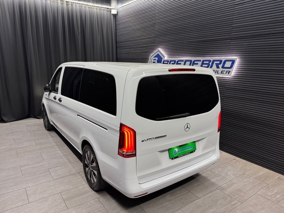 Hvid Mercedes EQV300 fra 2024