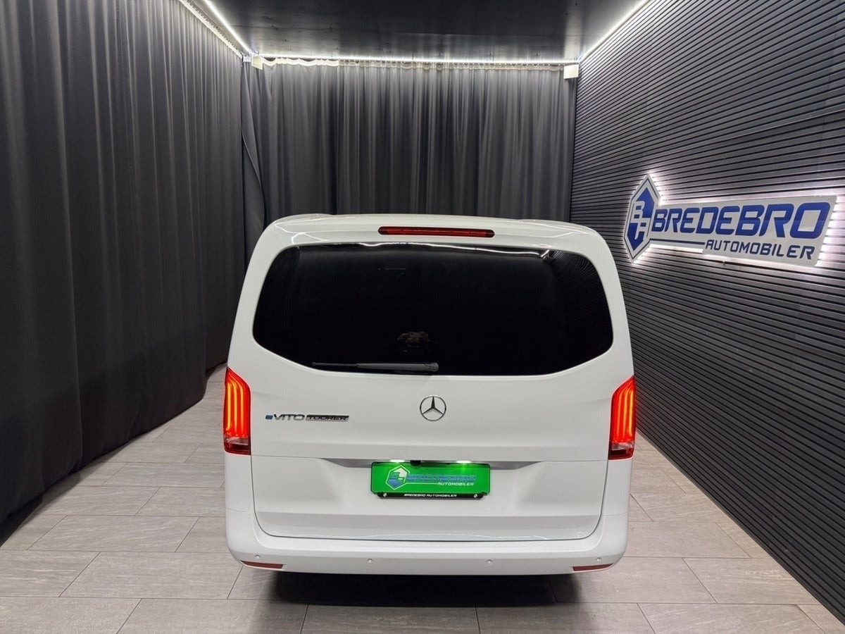 Hvid Mercedes EQV300 fra 2024