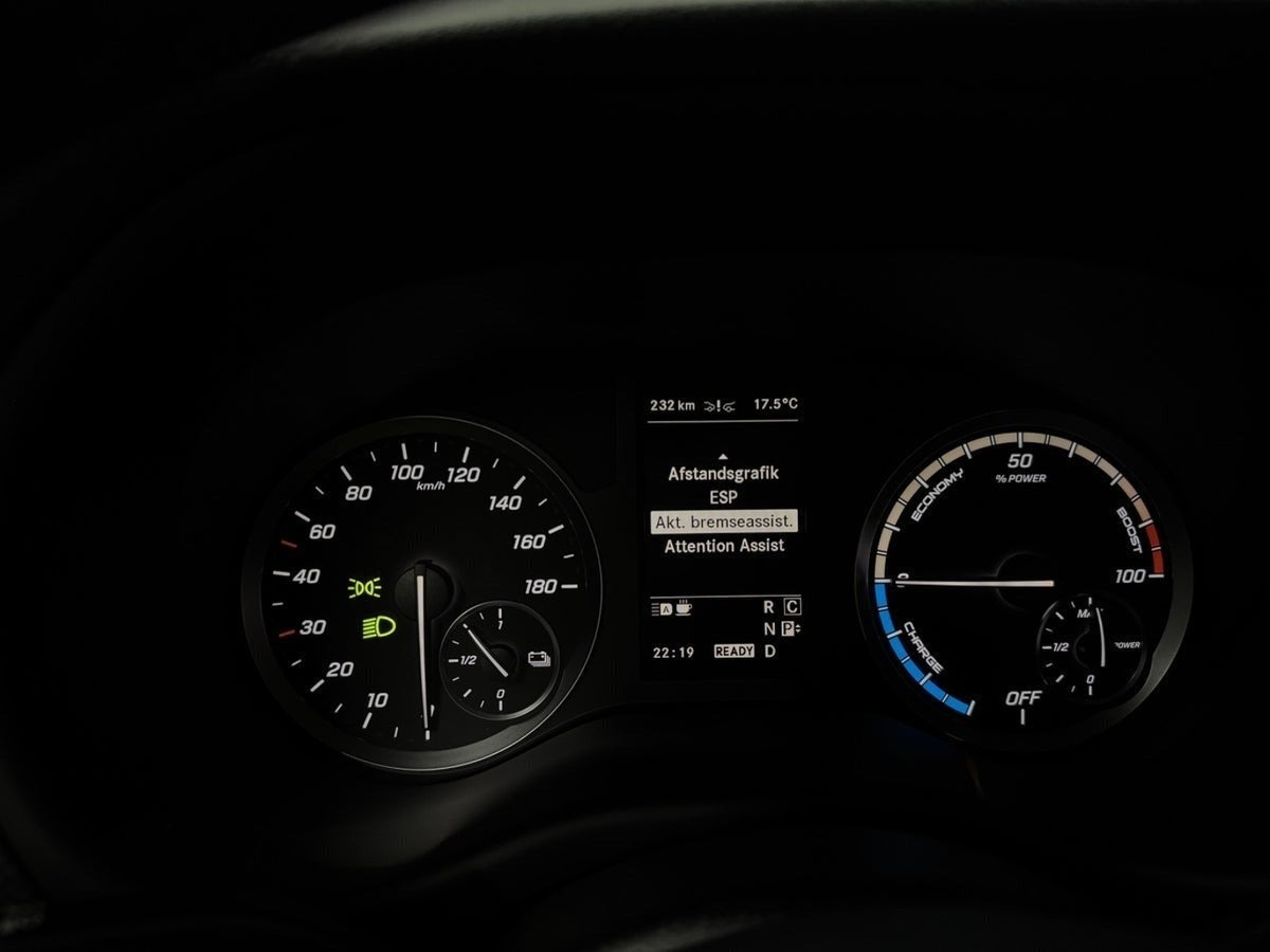Hvid Mercedes EQV300 fra 2024