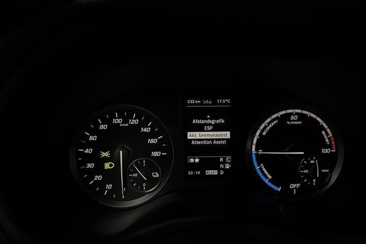 Hvid Mercedes EQV300 fra 2024