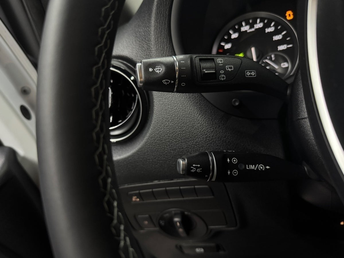 Hvid Mercedes EQV300 fra 2024
