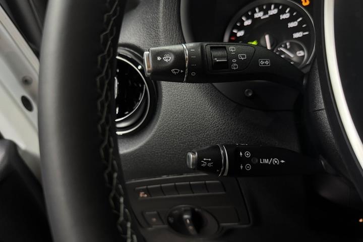 Hvid Mercedes EQV300 fra 2024