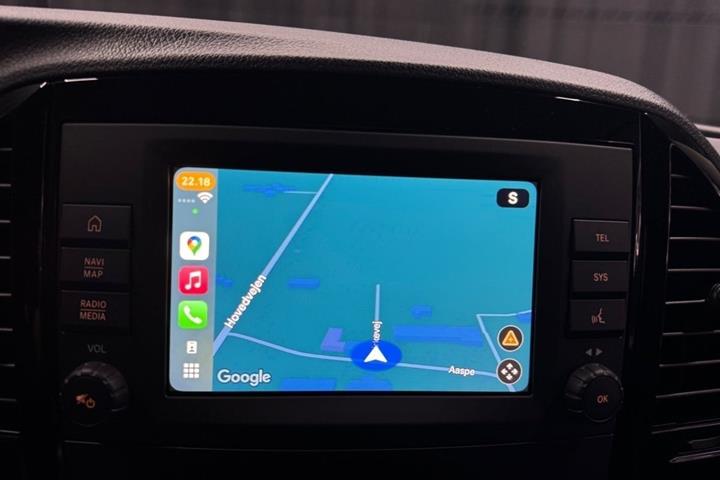 Hvid Mercedes EQV300 fra 2024