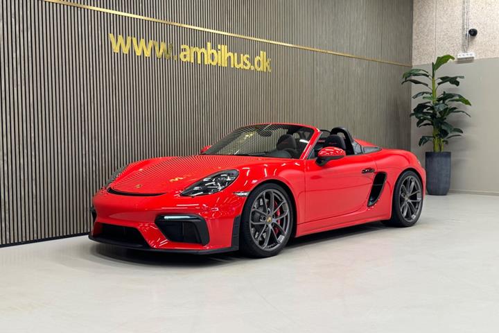 Rød Porsche 718 Spyder fra 2021 set udefra