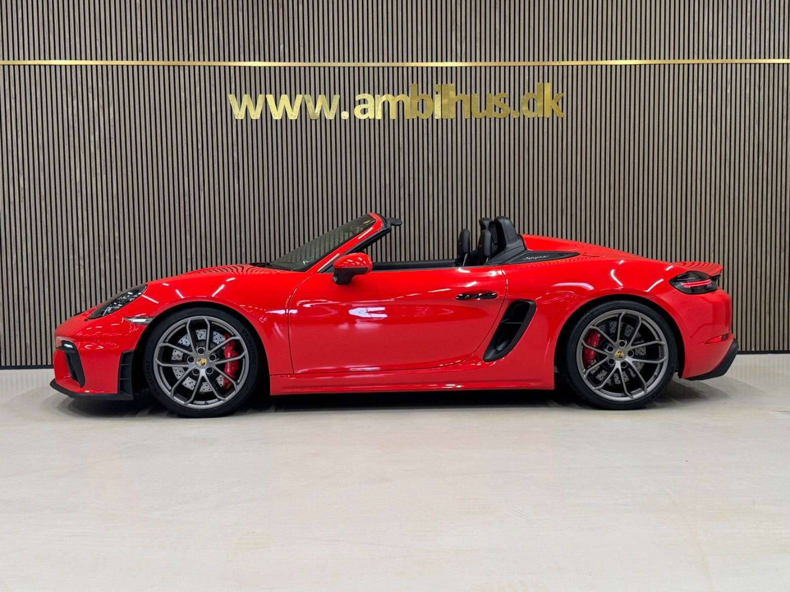 Rød Porsche 718 Spyder fra 2021 set udefra
