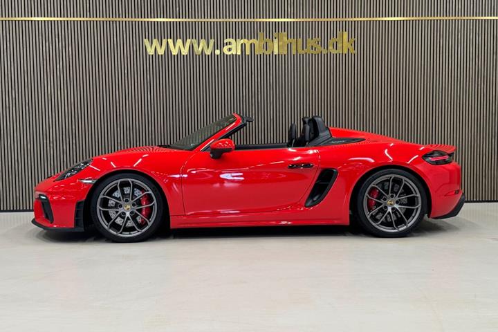 Rød Porsche 718 Spyder fra 2021 set udefra