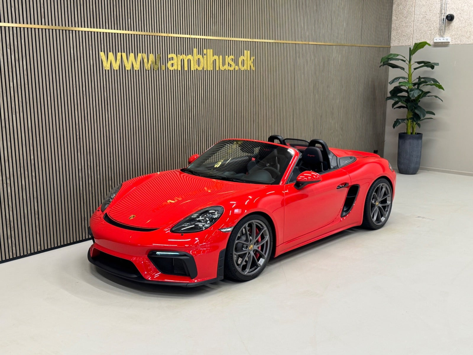 Rød Porsche 718 Spyder fra 2021 set udefra