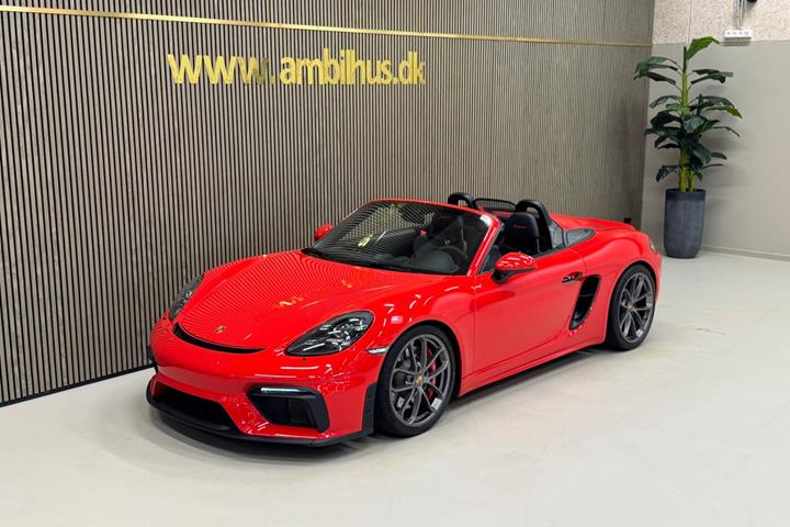 Rød Porsche 718 Spyder fra 2021 set udefra