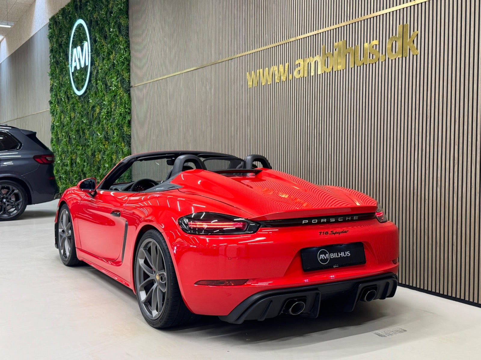 Rød Porsche 718 Spyder fra 2021 set udefra