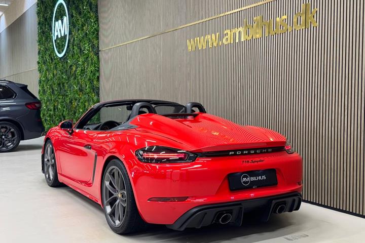 Rød Porsche 718 Spyder fra 2021 set udefra