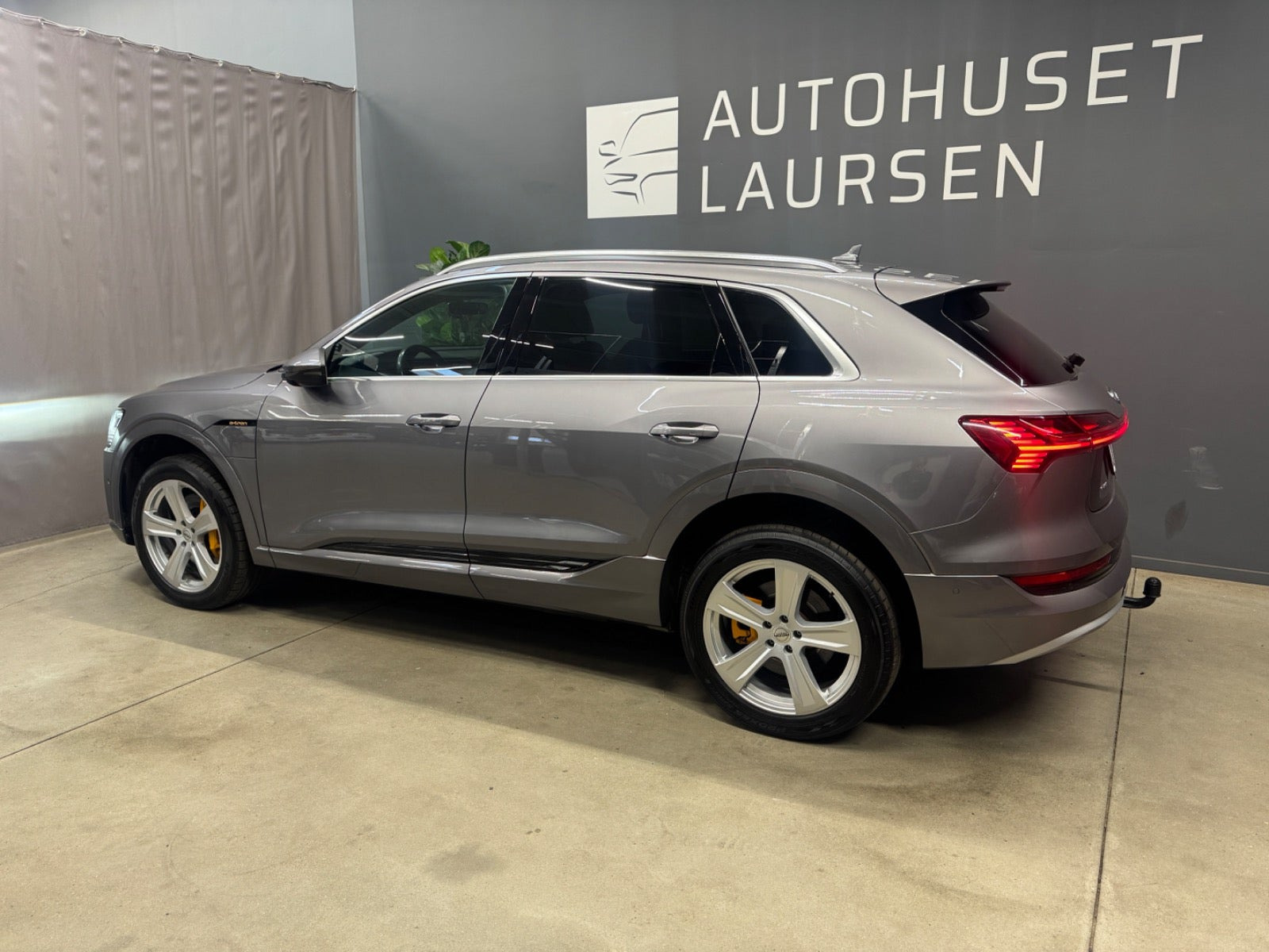 Grå Audi e-tron fra 2020