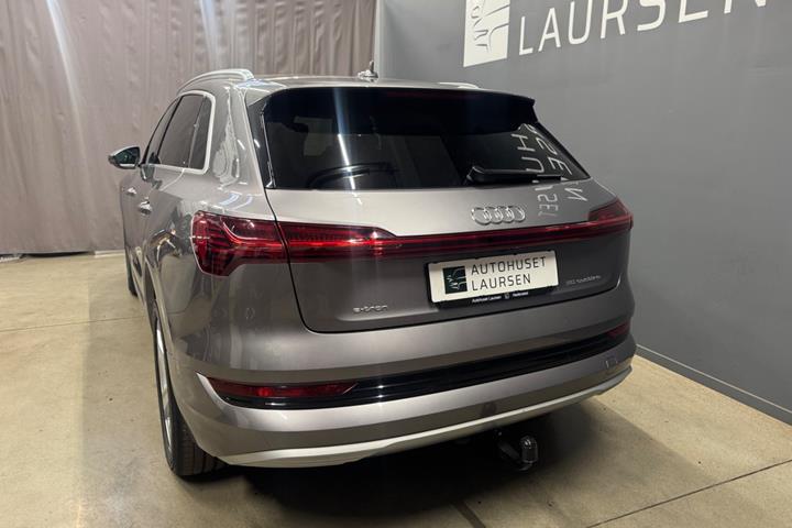 Grå Audi e-tron fra 2020