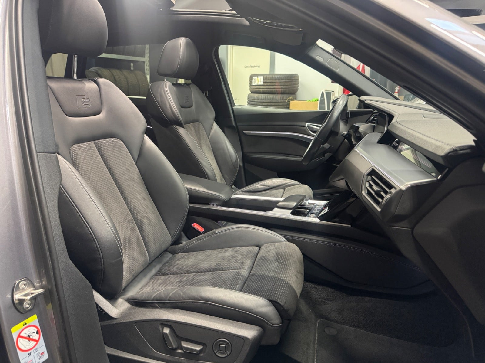 Grå Audi e-tron fra 2020