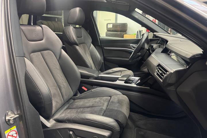Grå Audi e-tron fra 2020