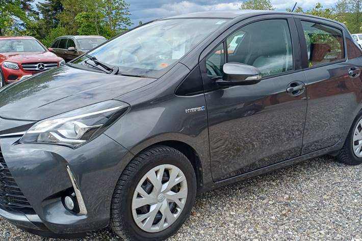 Grå Toyota Yaris fra 2019 set udefra