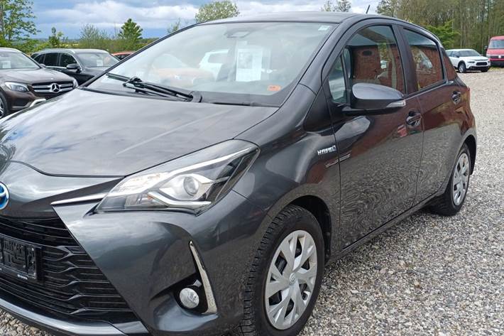 Grå Toyota Yaris fra 2019