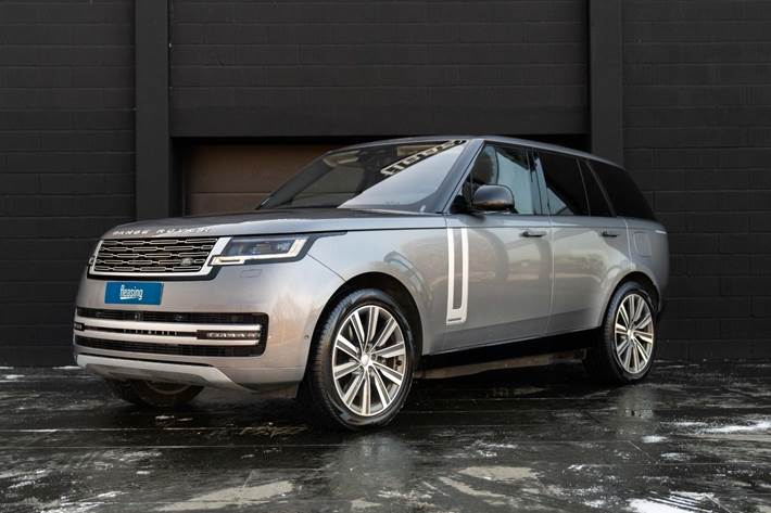 Sølv Land Rover Range Rover fra 2023