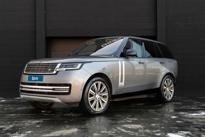 Sølv Land Rover Range Rover fra 2023 set udefra
