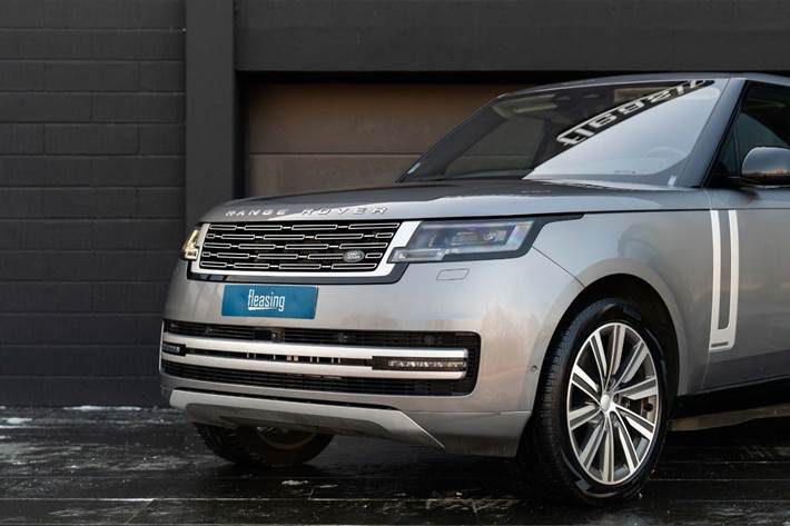Sølv Land Rover Range Rover fra 2023