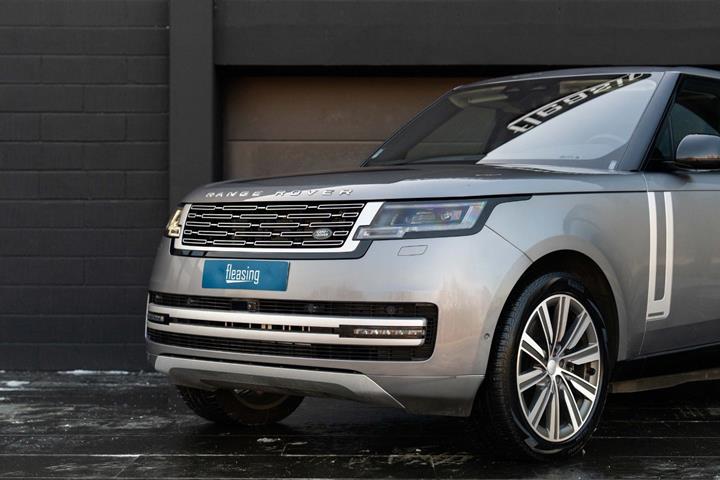 Sølv Land Rover Range Rover fra 2023