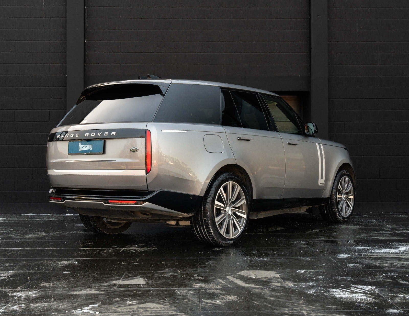 Sølv Land Rover Range Rover fra 2023