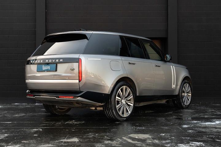 Sølv Land Rover Range Rover fra 2023