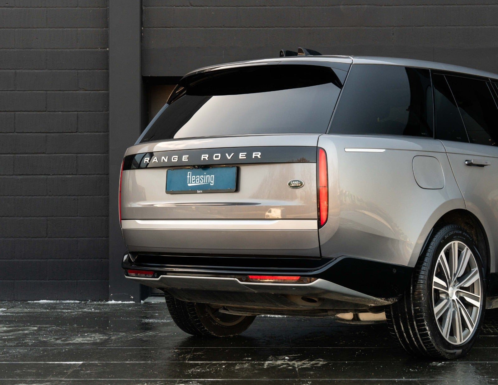 Sølv Land Rover Range Rover fra 2023