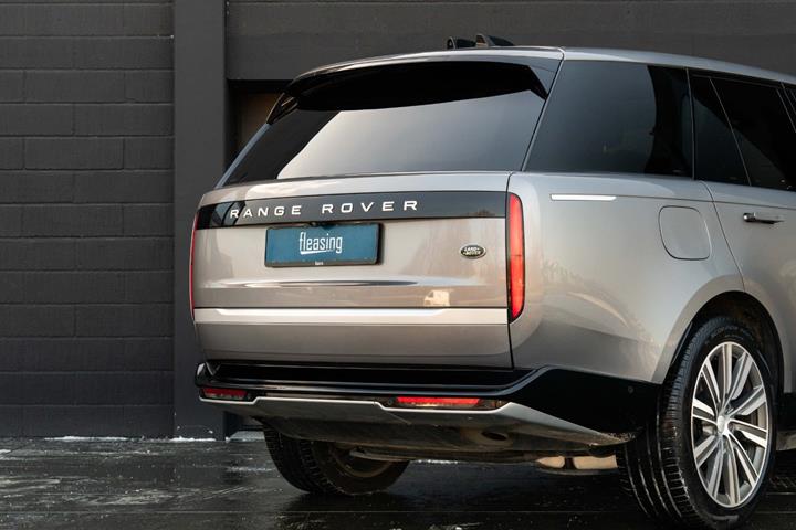 Sølv Land Rover Range Rover fra 2023