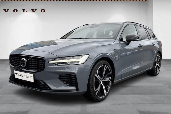 Grå Volvo V60 fra 2023 set udefra