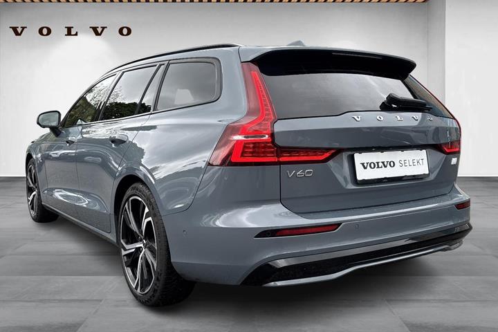 Grå Volvo V60 fra 2023
