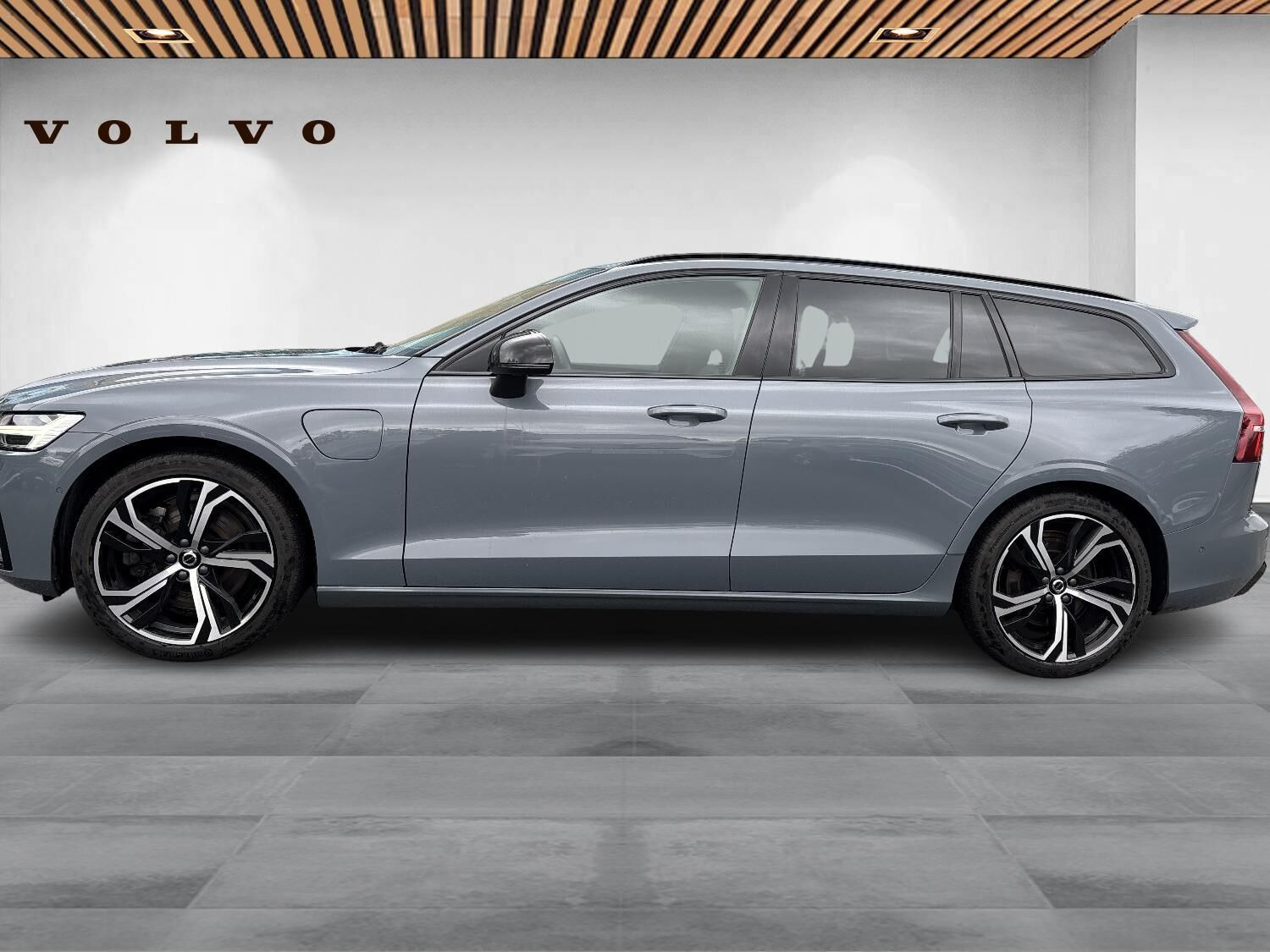 Grå Volvo V60 fra 2023