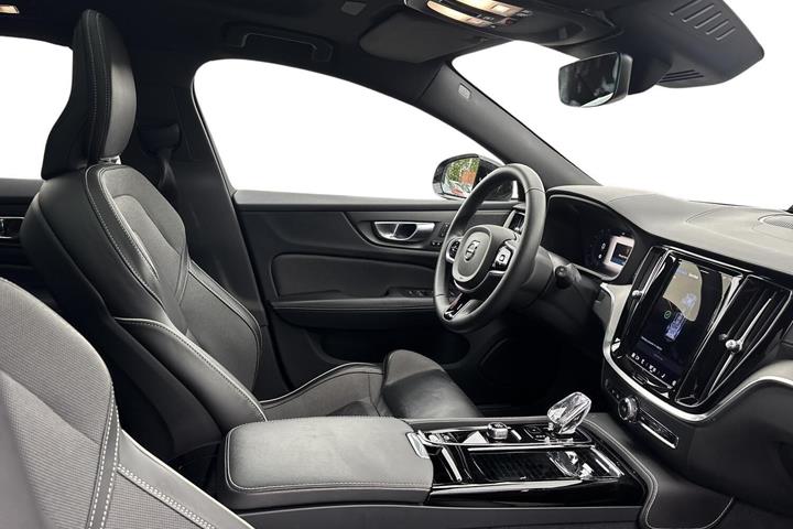 Grå Volvo V60 fra 2023