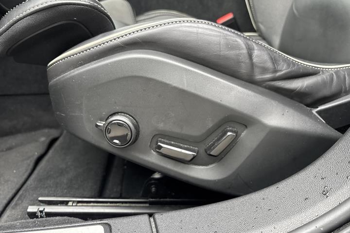 Grå Volvo V60 fra 2023