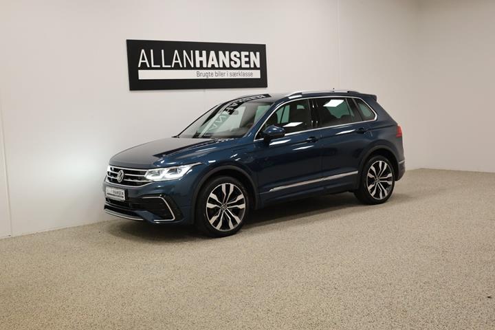 Blå VW Tiguan fra 2021 set udefra
