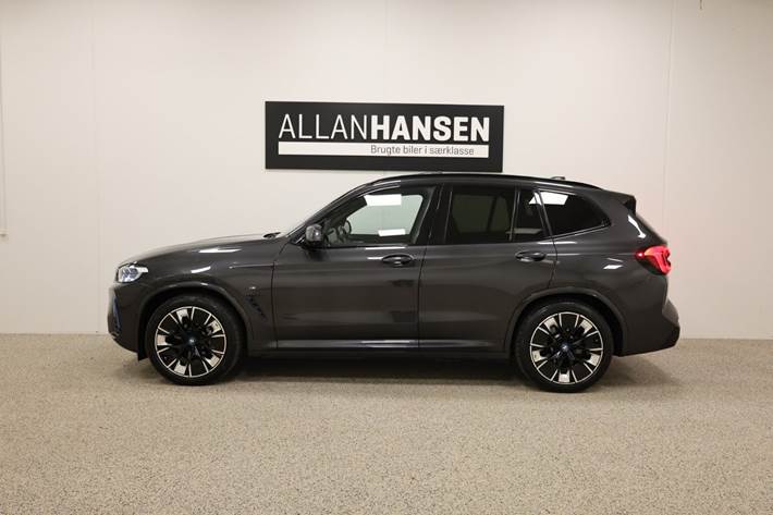 Grå BMW iX3 fra 2022