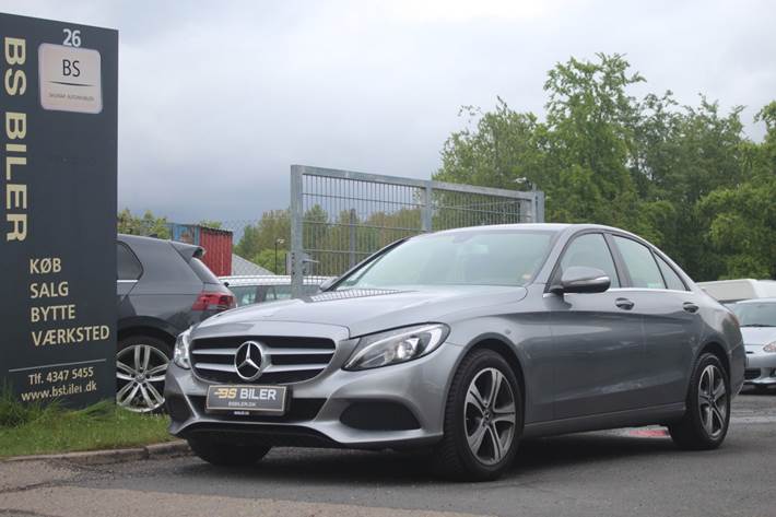 Grå Mercedes C200 fra 2014 set udefra