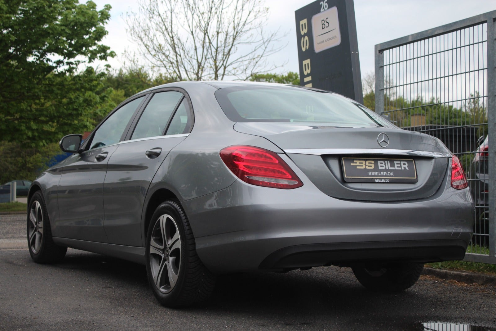 Grå Mercedes C200 fra 2014