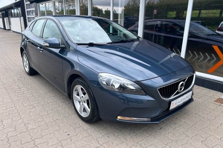 Blå Volvo V40 fra 2018 set udefra