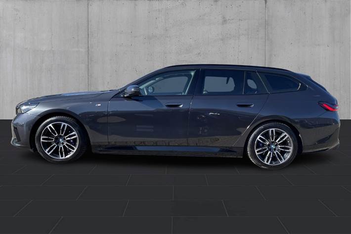 Grå BMW i5 fra 2025