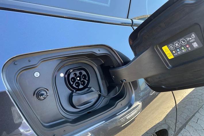 Grå BMW i5 fra 2025