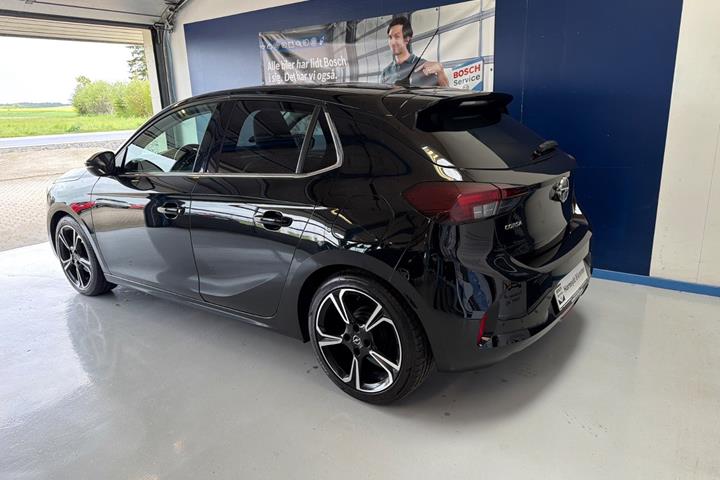 Sort Opel Corsa fra 2021