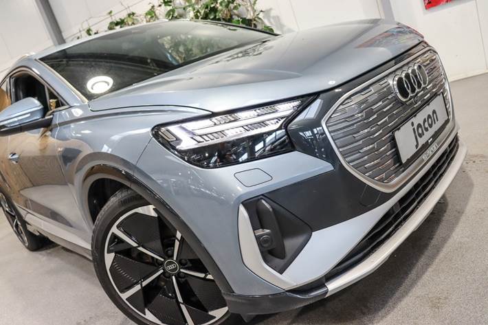 Blå Audi Q4 e-tron fra 2021
