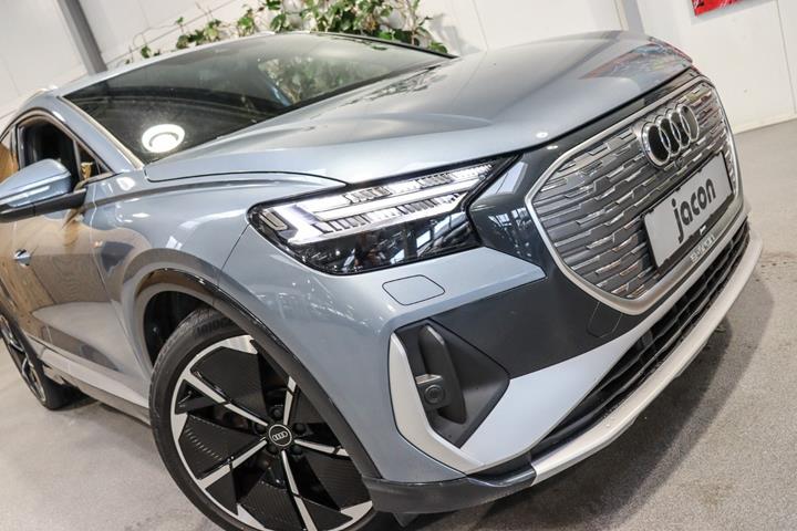 Blå Audi Q4 e-tron fra 2021