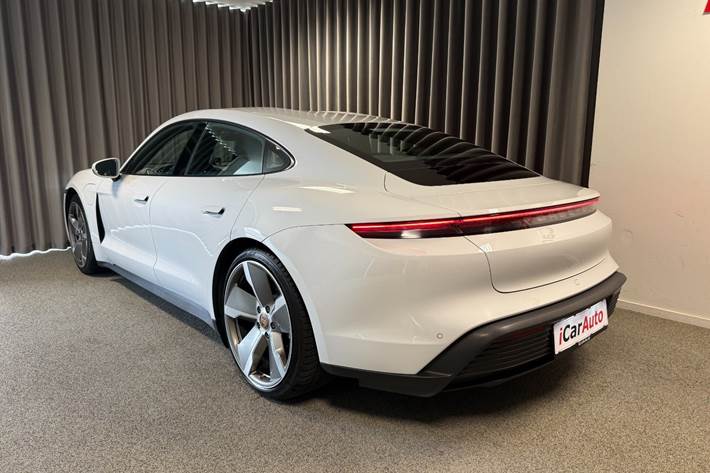 Hvid Porsche Taycan fra 2021