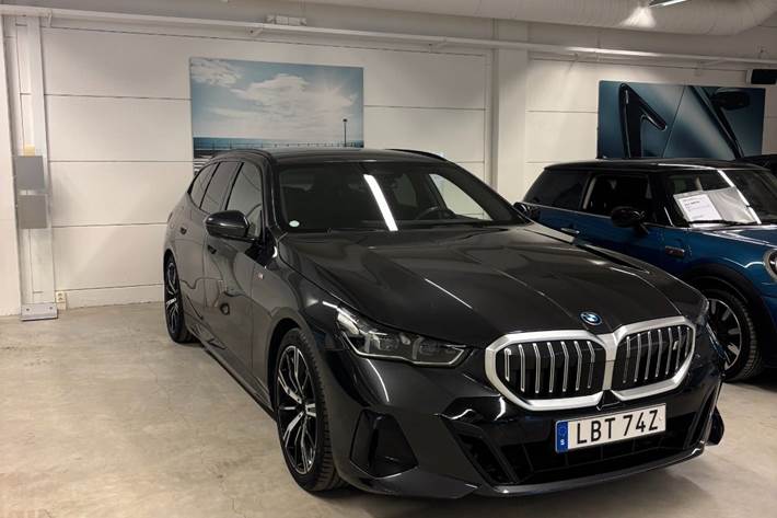 Grå BMW i5 fra 2024